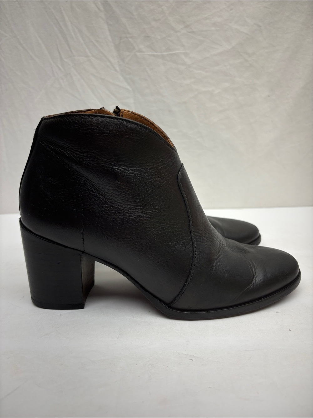 Frye Women's Black Leather Ankle Boots with Block Heel, SZ 7 B, box 84